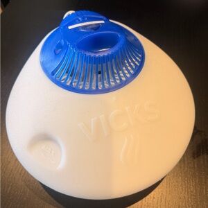Vicks White and Blue Humidifier
